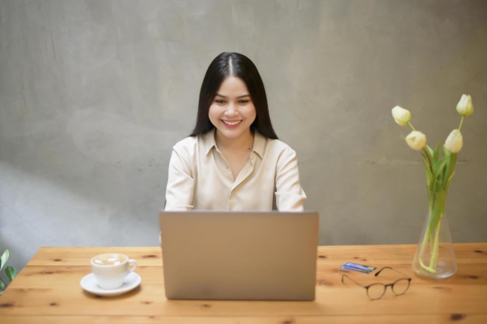 Moderne Budgetplanung mit digitalen Tools und Taschenrechner